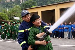 Dựng 'l&aacute; chắn' trước giặc lửa