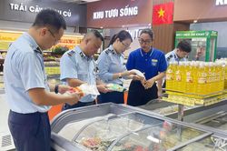 Quản l&yacute; thị trường Th&aacute;i Nguy&ecirc;n xử l&yacute; 317 vụ vi phạm trong 6 th&aacute;ng