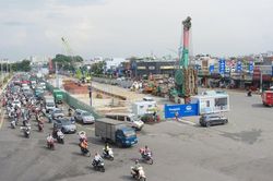 Cận cảnh đại công trường thi công ga ngầm Phạm Văn Bạch trên tuyến metro số 2