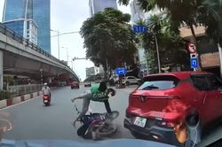 Ô tô lùi xe mất kiểm soát, gây tai nạn liên hoàn giữa phố Hà Nội