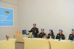 Chiếc bút laser theo chân người sĩ quan mũ nồi xanh tiên phong