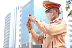 Cảnh sát giao thông Hà Nội tăng cường sử dụng camera nghiệp vụ phát hiện vi phạm
