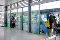 Hà Nội kéo dài thời gian sử dụng thẻ xe buýt miễn phí không gắn chip