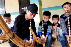 Nghệ nh&acirc;n người M&ocirc;ng truyền dạy m&uacute;a kh&egrave;n ng&agrave;y h&egrave; cho học sinh v&ugrave;ng cao L&agrave;o Cai