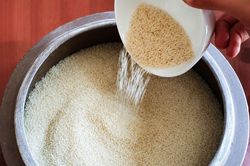 Các cụ nói: 'Gạo trong thùng gốm giàu 3 họ, gạo đựng thùng nhựa khó 3 đời', tại sao?