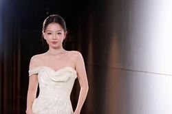 Hình ảnh mới của diễn viên phim 'Mưa đỏ' trong trang phục trễ vai