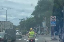 Lời cầu cứu giữa đường v&agrave; m&agrave;n mở lối khẩn cấp của CSGT Đ&agrave; Nẵng