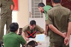 Cú va chạm giao thông làm lộ bí mật trong bao tải của hai người đàn ông