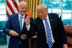 &Ocirc;ng Trump gọi điện y&ecirc;u cầu x&oacute;a &aacute;n cho cầu thủ Mỹ, Chủ tịch FIFA giải th&iacute;ch
