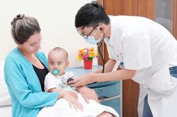 Cứu bệnh nhi 9 tháng tuổi người Kazakhstan nuốt phải kim băng đang bung mở