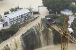 Bão lớn càn quét, Trung Quốc tiếp tục đón siêu bão Bavi