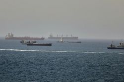 T&agrave;u dầu bốc ch&aacute;y gần Hormuz, Mỹ c&aacute;o buộc Iran l&agrave; thủ phạm