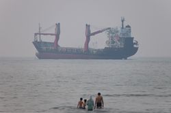 Tàu chở dầu bị vật thể bay không xác định tấn công tại eo biển Hormuz
