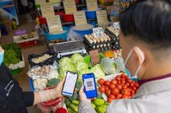Thanh to&aacute;n kh&ocirc;ng tiền mặt thay đổi cuộc sống người d&acirc;n