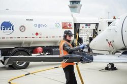 Giá nhiên liệu hạ nhiệt, vì sao vé máy bay vẫn chưa giảm?