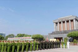 Lực lượng Cảnh s&aacute;t cơ động C&ocirc;ng an th&agrave;nh phố H&agrave; Nội tổ chức Lễ b&aacute;o c&ocirc;ng d&acirc;ng B&aacute;c v&agrave; viếng Lăng Chủ tịch Hồ Ch&iacute; Minh