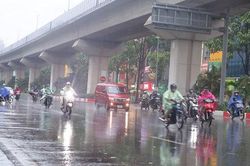 Hà Nội nắng về trưa và chiều sau đó có mưa dông