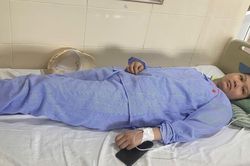 MS 1096: Vừa bước sang tuổi 16, cô bé mắc ung thư phải gác việc học, cần sự trợ giúp để được điều trị