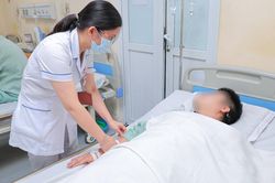 Nam thanh ni&ecirc;n 31 tuổi nhập viện sau nhiều ng&agrave;y tập gym: B&aacute;c sĩ cảnh b&aacute;o hội chứng ti&ecirc;u cơ v&acirc;n nguy hiểm