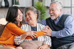 Khi con cái không còn tôn trọng cha mẹ, đừng nổi giận, hãy nhớ 2 câu này