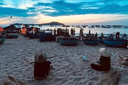 Làng chài Phước Đồng thức dậy trước bình minh