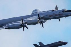 Máy bay Tu-142 Nga thả phao sonar áp sát nhóm tàu sân bay Anh