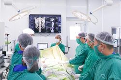Bệnh viện Hữu nghị Việt Tiệp phẫu thuật th&agrave;nh c&ocirc;ng hai ca l&otilde;m lồng ngực bẩm sinh ở trẻ em