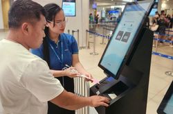 Chưa đầy 10 gi&acirc;y l&agrave;m thủ tục với kios check-in sinh trắc học tại Nội B&agrave;i