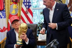 Tình bạn của Chủ tịch FIFA và ông Trump gây chú ý