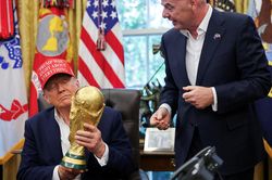 Tình bạn của Chủ tịch FIFA và ông Trump gây chú ý