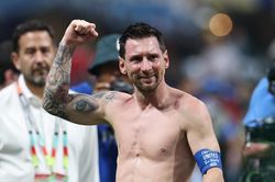 Khoảnh khắc Messi kh&oacute;c