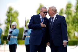 Tình bạn giữa ông Trump và Tổng thống Thổ Nhĩ Kỳ 'cứu' hội nghị NATO