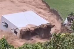 Lũ cuốn sập nhà 2 tầng ở Lai Châu