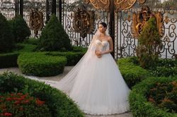 Ảnh cưới Tiên Nguyễn hé lộ dinh thự Johnathan Hạnh Nguyễn ở TP.HCM