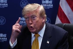 &Ocirc;ng Trump tuy&ecirc;n bố kh&ocirc;ng muốn l&agrave;m ăn với T&acirc;y Ban Nha