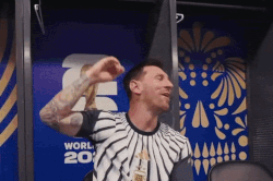 Màn ăn mừng 'vì Messi' trong phòng thay đồ tuyển Argentina