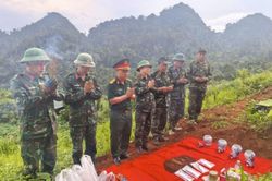 Quy tập 1 hài cốt liệt sĩ và 1 ngôi mộ tập thể tại xã biên giới Minh Tân