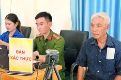 Ánh mắt người mẹ già lặng lẽ hướng về phía trước…