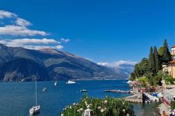 Làng du lịch nổi tiếng ở Italia mạnh tay phạt du khách mặc đồ bơi đi giữa phố