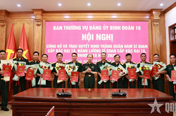 Binh đoàn 16 trao quyết định nhân sự, thăng quân hàm sĩ quan năm 2026
