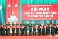 70 cán bộ Quân khu 5 nhận quyết định điều động, bổ nhiệm, thăng quân hàm, nâng lương