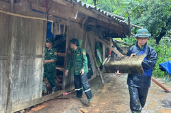 Bộ đội Biên phòng tỉnh Lai Châu giúp dân khắc phục hậu quả mưa lớn