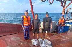 Vùng Cảnh sát biển 4 bắt giữ tàu cá có dấu hiệu vi phạm nghiêm trọng về IUU