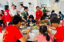Ấm áp 'Bữa ăn yêu thương'