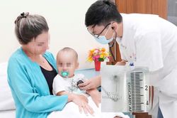 Cứu bé gái 9 tháng tuổi nuốt kim băng đang bung mở