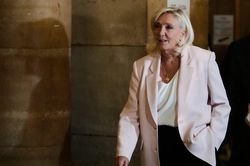 B&agrave; Le Pen tuy&ecirc;n bố sẽ tranh cử Tổng thống Ph&aacute;p năm 2027