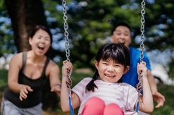 Dạy con từ va chạm nhỏ nơi công cộng