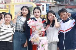 Nữ sinh người Mông khát vọng bước ra thế giới mang kiến thức về bản