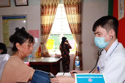 Qu&acirc;n y Việt - L&agrave;o kh&aacute;m bệnh miễn ph&iacute; cho người d&acirc;n bi&ecirc;n giới Nghệ An