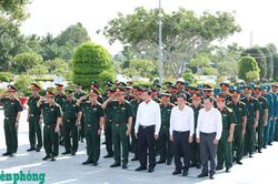 Đo&agrave;n c&ocirc;ng t&aacute;c Qu&acirc;n ủy Trung ương, Bộ Quốc ph&ograve;ng d&acirc;ng hương tri &acirc;n c&aacute;c Anh h&ugrave;ng, liệt sĩ tại An Giang